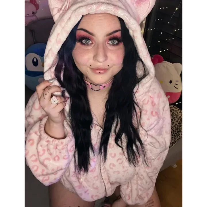 ❄️ your german gf ❄️ with the username @winterrosevip is a German OnlyFans model.