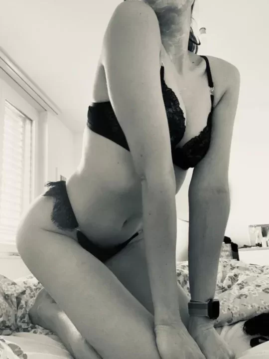 BunsesTedses Free with the username @bunsestedses-free is a German OnlyFans model.