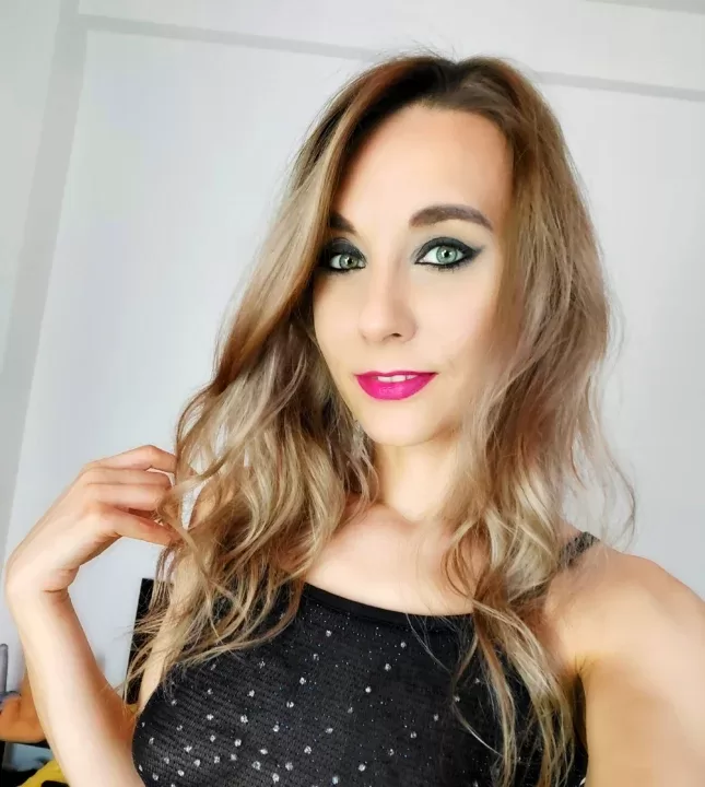 Naughty Adeline with the username @naughtyadeline is a German OnlyFans model.