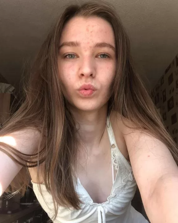 Emmi-Hill with the username @emmi-hill is a German OnlyFans model.