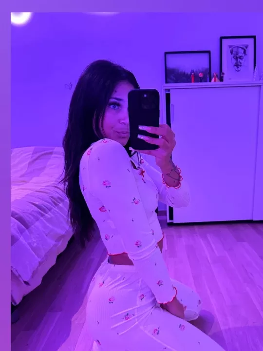 Ella❄️ with the username @ellasnow is a German OnlyFans model.