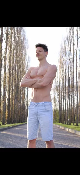 Sascha with the username @saschacolognefree is a German OnlyFans model.