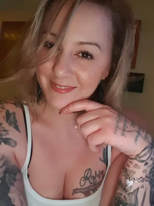 Blond_shot with the username @blondshot is a German OnlyFans model.