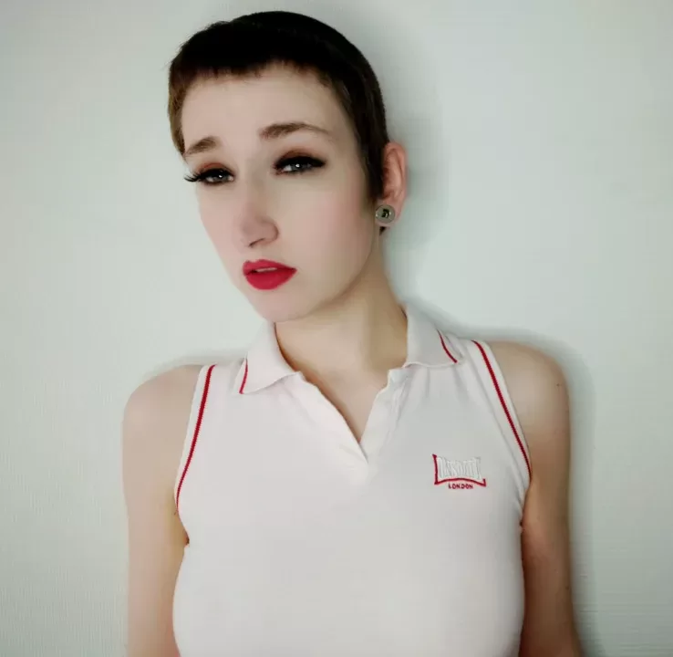 Lynn-Tonic with the username @lynn-tonic is a German OnlyFans model.